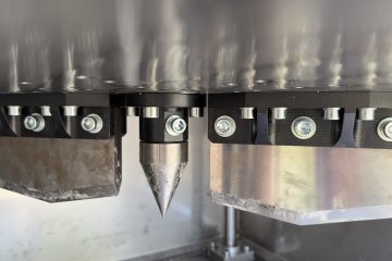 Plastic lumps cutter